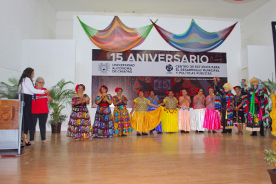 Entrega de reconocimientos a los grupos de danza y al C.P. Jorge Acero Gómez, Presidente Municipal de Berriozábal, Chiapas.